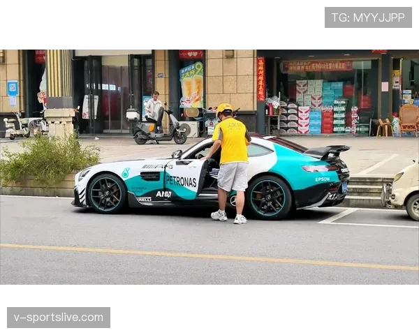 石智勇抱着外卖穿过一排豪车,画面像是两个世界撞了个满怀 石智勇抱着外卖穿过一排豪车,画面像是两个世界撞了个满怀