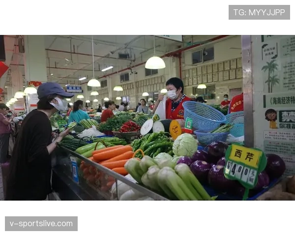 高磊今天的照片真分裂——西装名表拎着超市菜篮子,离谱到好笑 高磊今天的照片真分裂——西装名表拎着超市菜篮子,离谱到好笑